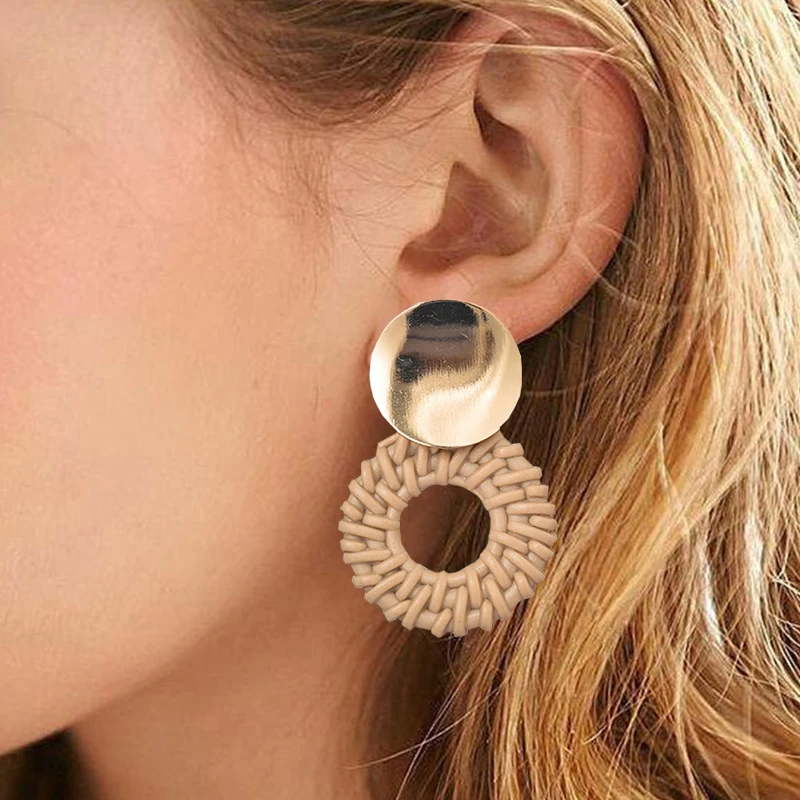 Женские серьги капельки золотого цвета круглые с геометрическим узором вечерние