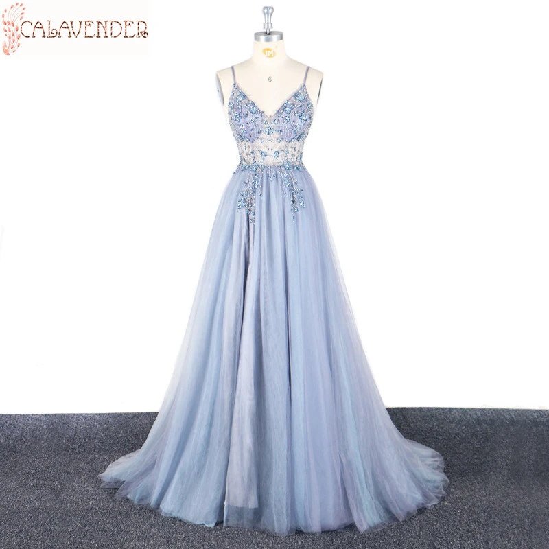 

Вечернее платье-трапеция с высоким разрезом, на тонких бретельках