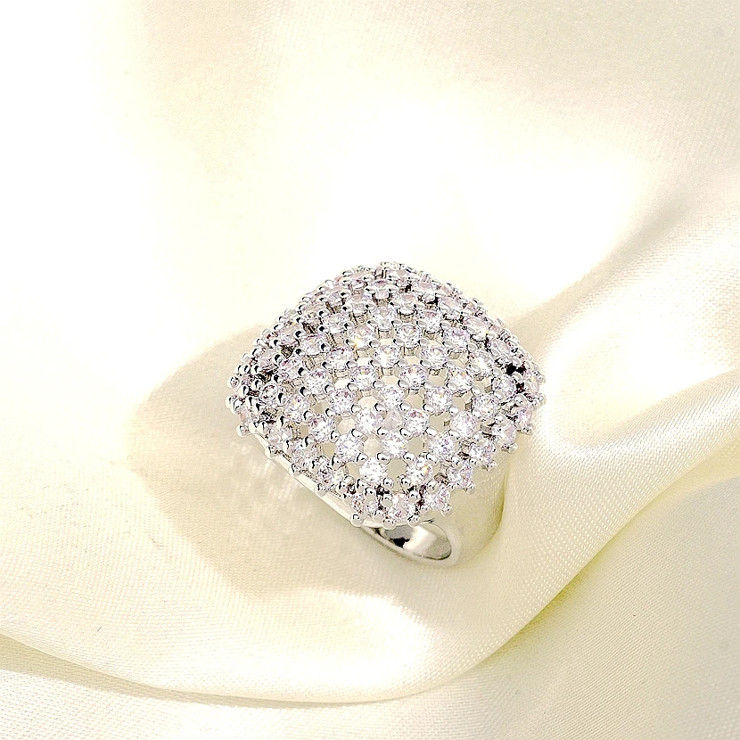 Роскошные элегантные обручальные кольца из белого золота с блестками и