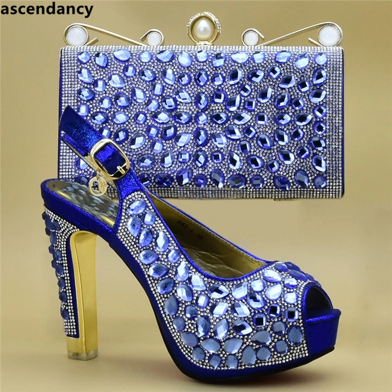 Новейшая обувь Комплект из итальянских туфель на высоком каблуке и сумочки со