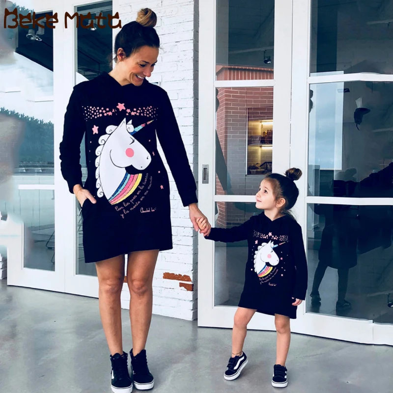 Платье для мамы и дочки одежда с принтом единорога капюшоном семейный образ