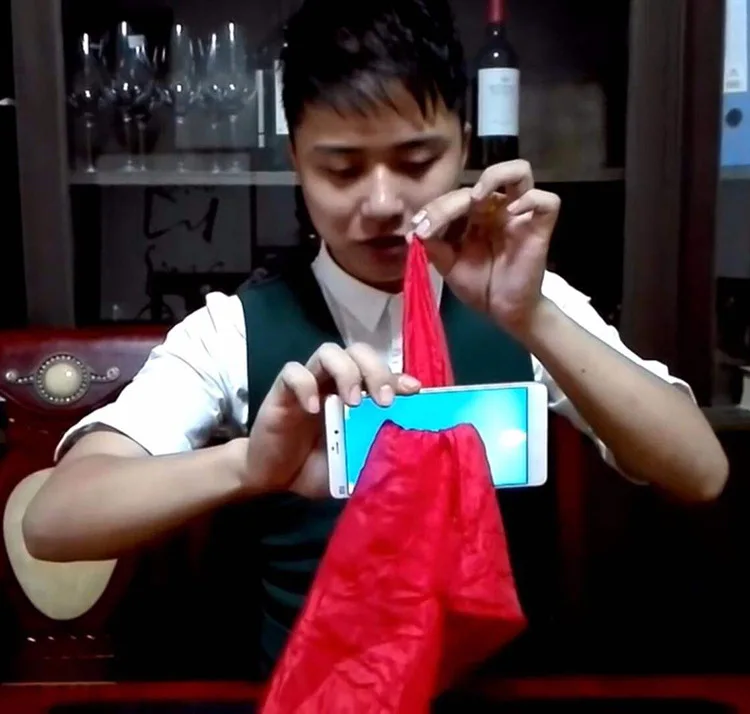 Шарфы шарф через телефон крупный план сцена пластиковые фокусы реквизит