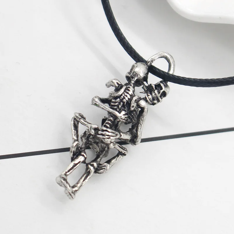 

Fashionable European and American Exaggerated Jewelry Ladies Personality Punk Style Skull Couple Hugging Alloy Pendant Necklace