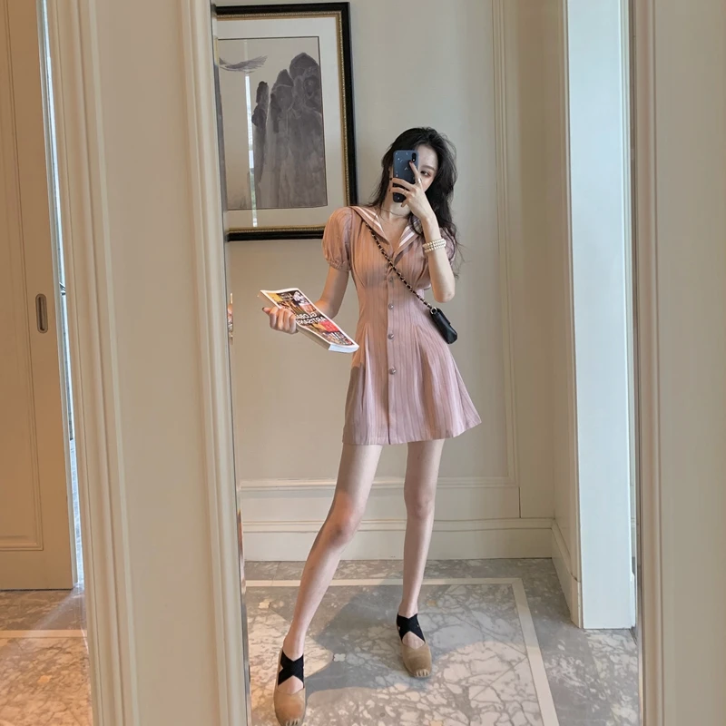 Женское платье с матросским воротником розовое в полоску V образным вырезом и