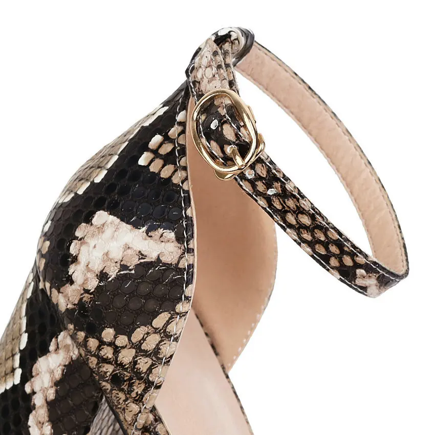 QUTAA/2020 г. Женские босоножки из искусственной кожи со змеиной кожей с пряжкой на