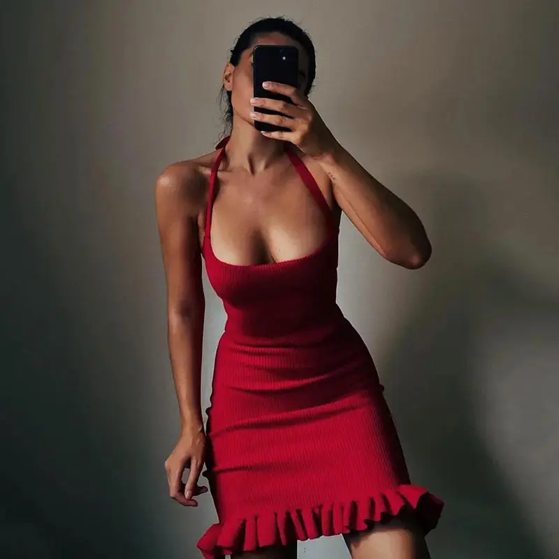 Осеннее трикотажное женское платье с оборками мини-платье лямкой на шее