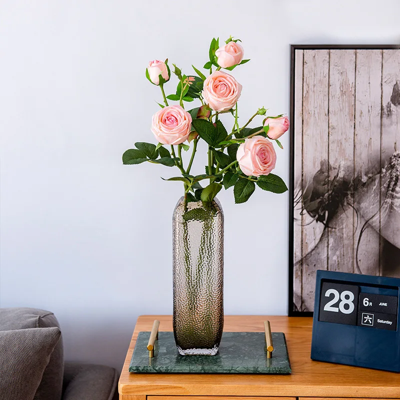 Высокая конец болгарская роза цветок с помощью одной руки увлажняющий