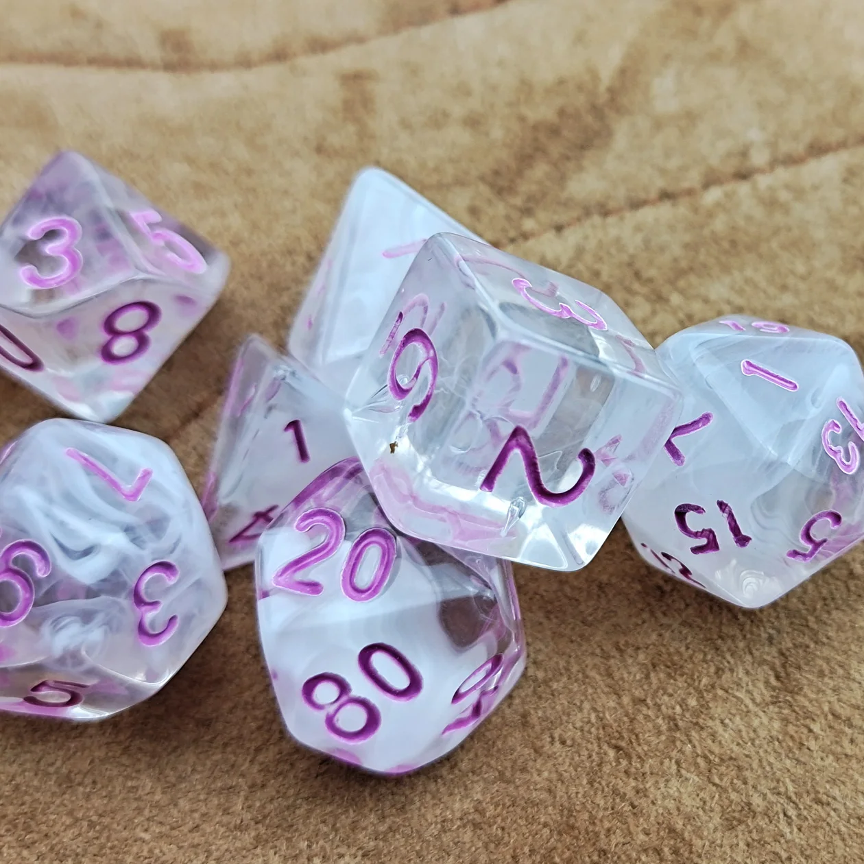 Набор костей для ролевых игр Nebula прозрачный с белыми вихревыми и фиолетовыми