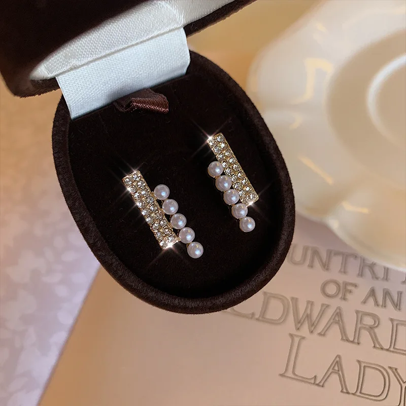 

Fashion Temperament Asymmetry Small Pearl Earrings With Diamond