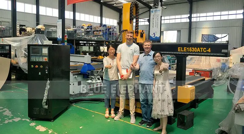 Фрезерный станок с ЧПУ Blue Elephant 1212 для гравировки и резки небольших дверей сделано