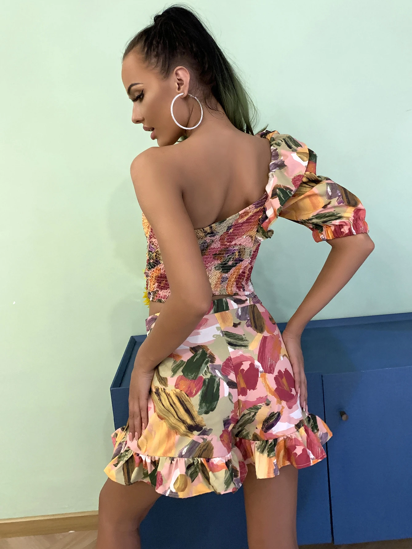 Женский комплект из двух предметов с цветочным принтом на одно плечо короткий