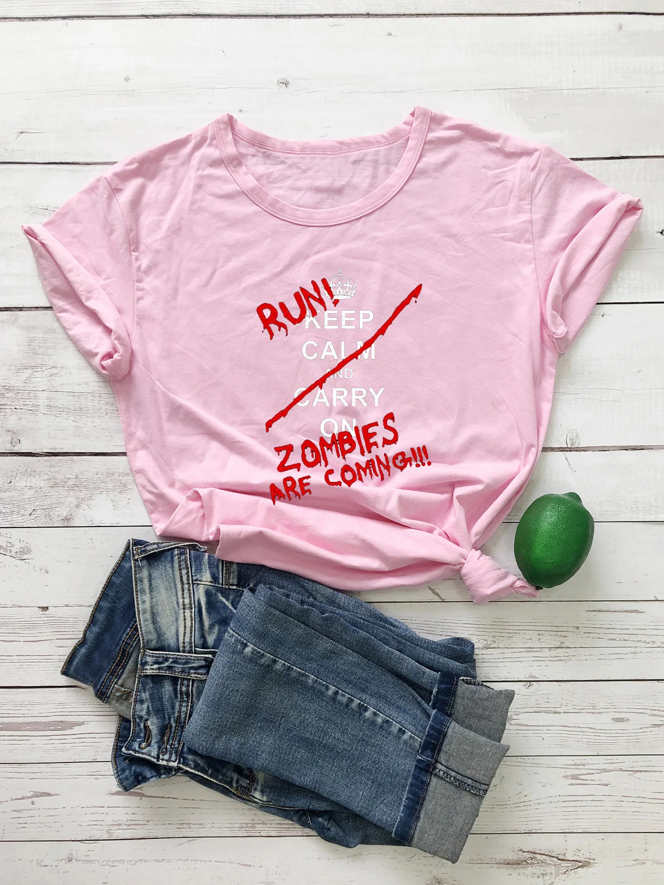 Футболка цветная с надписью Keep Calm приближаются зомби забавная Женская