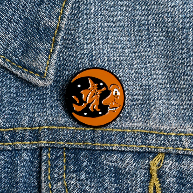 Хеллоуин улыбающаяся Луна и ведьма на метле мечтательные булавки фестиваль