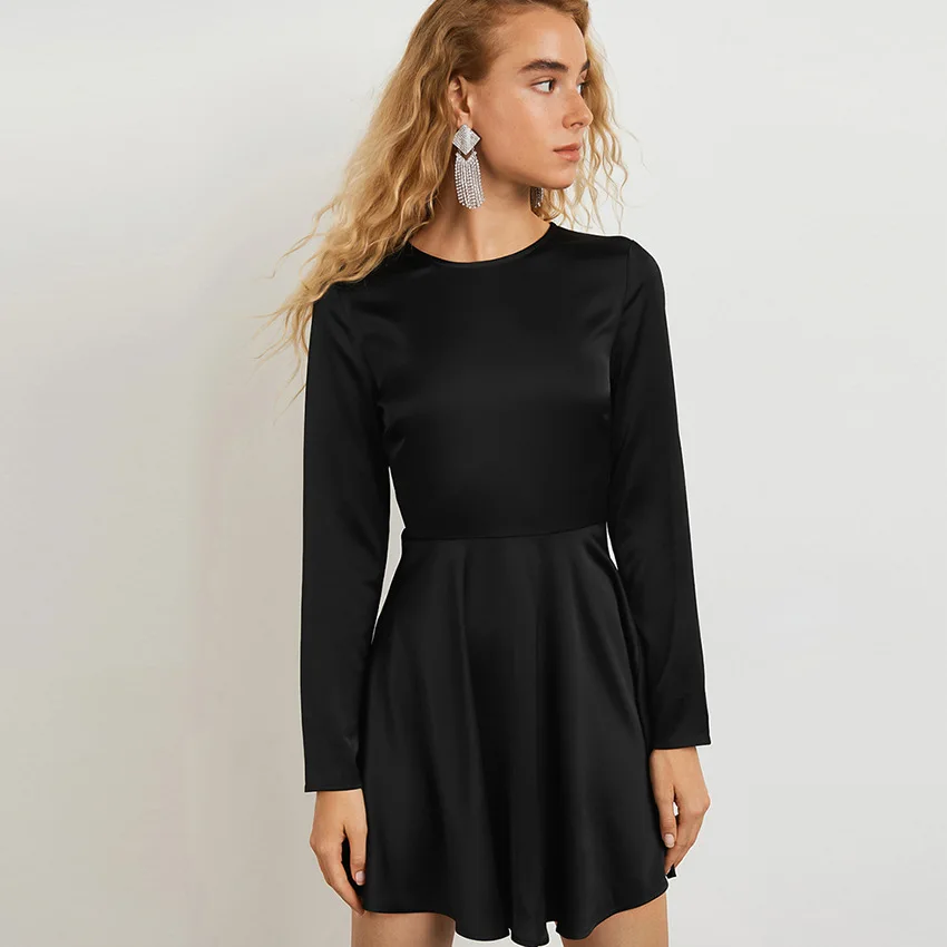 

Осенне-зимнее Европейское и американское платье миди с круглым вырезом, сексуальное платье с открытой спиной и бантом, благородное дизайне...