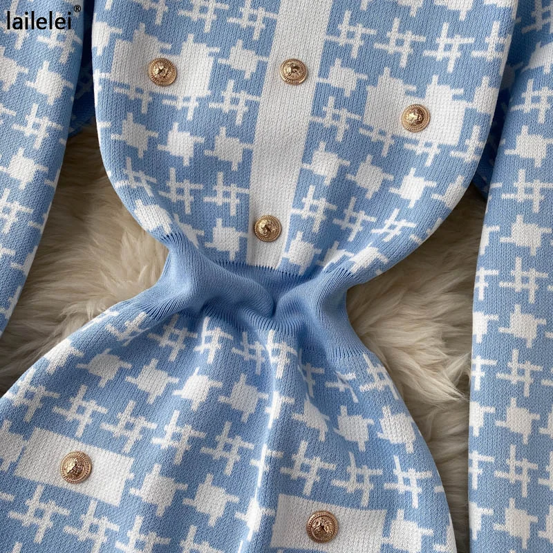 Трикотажное мини-платье с рисунком гусиные лапки на пуговицах соблазнительное