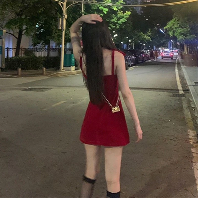Платье женское на тонких бретельках пикантное облегающее мини-платье для