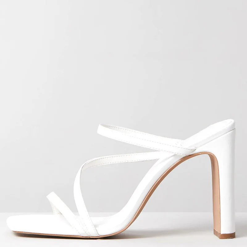 Черные босоножки на высоком не сужающемся книзу массивном каблуке с открытым