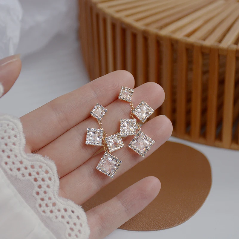 

Korean Design Creative Cube Geometric Earring for Women AAA Bling Top Quality Crystal Zircon Stud Earrings Birthday Gift Pendant
