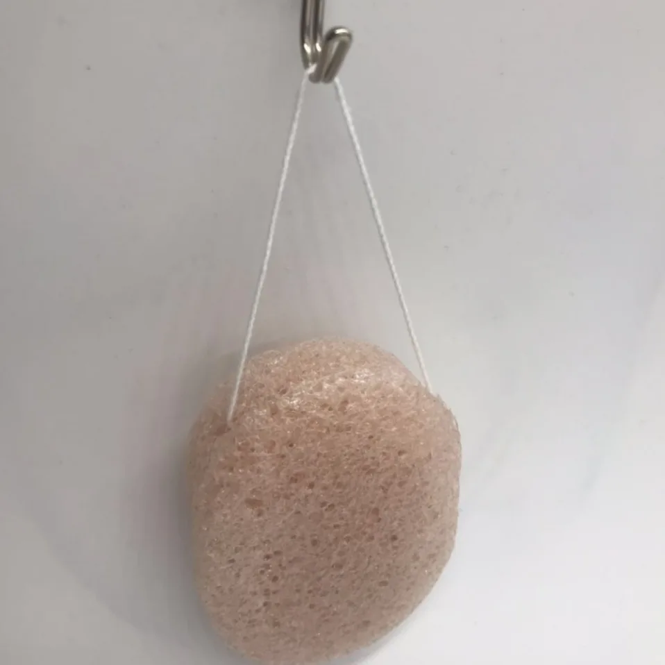 Эта ванночка Konjac изготовлена из натурального корня растения Konjac. 2. Натуральная губка имеет мягкую текстуру, делая ее нежной, безопасной