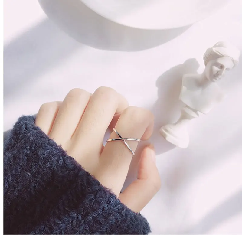 Женское кольцо в простом стиле серебристого цвета | Украшения и аксессуары