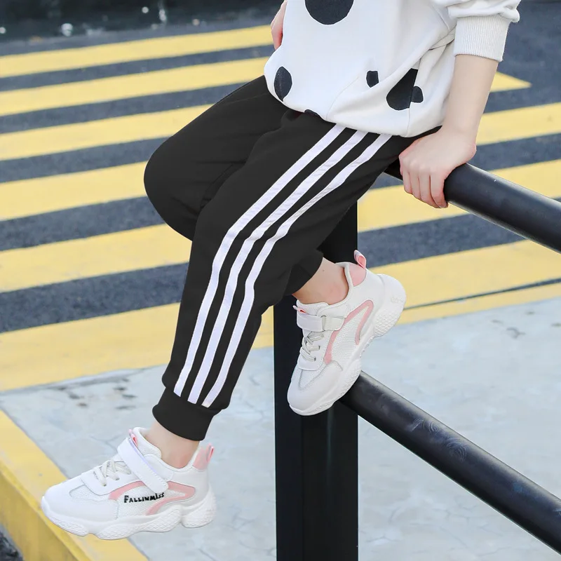 Демисезонные брюки для мальчиков и девочек спортивные в полоску детские