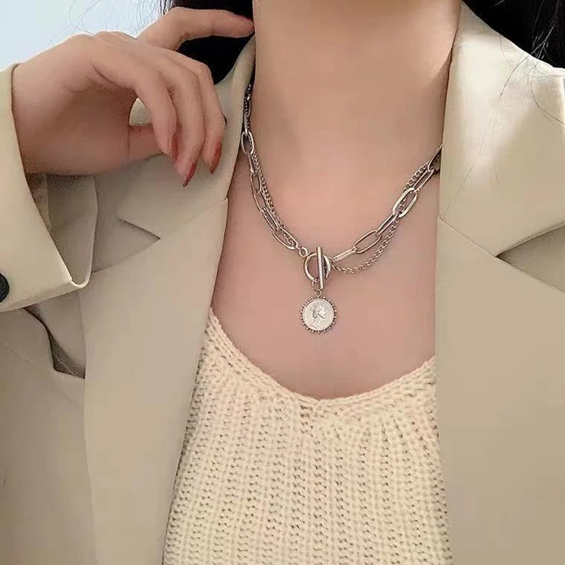 

Ожерелье-чокер женское, толстая цепочка с резной монеткой