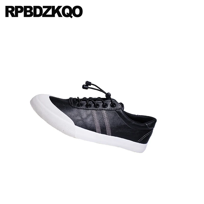 Мужские повседневные кроссовки черные или коричневые на шнуровке плоской