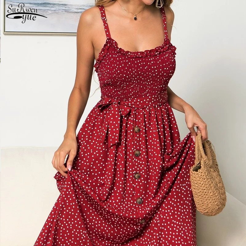 

Женское летнее платье-миди с вырезом лодочкой и принтом в горошек