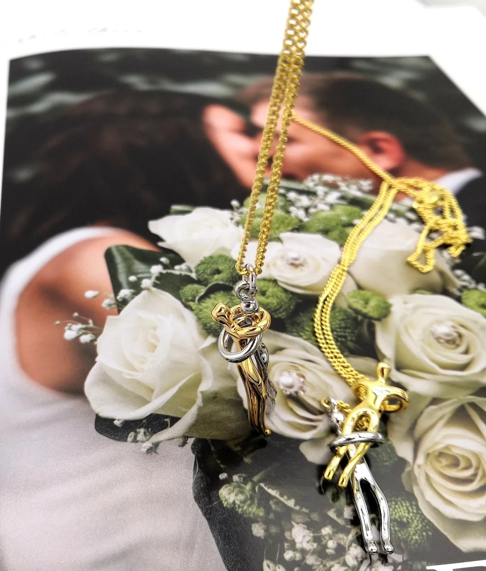 

Fashion couple hugging pendant necklace women Exquisite gold necklace for couple Love witness Lover jewelry Valentine's Day Gift