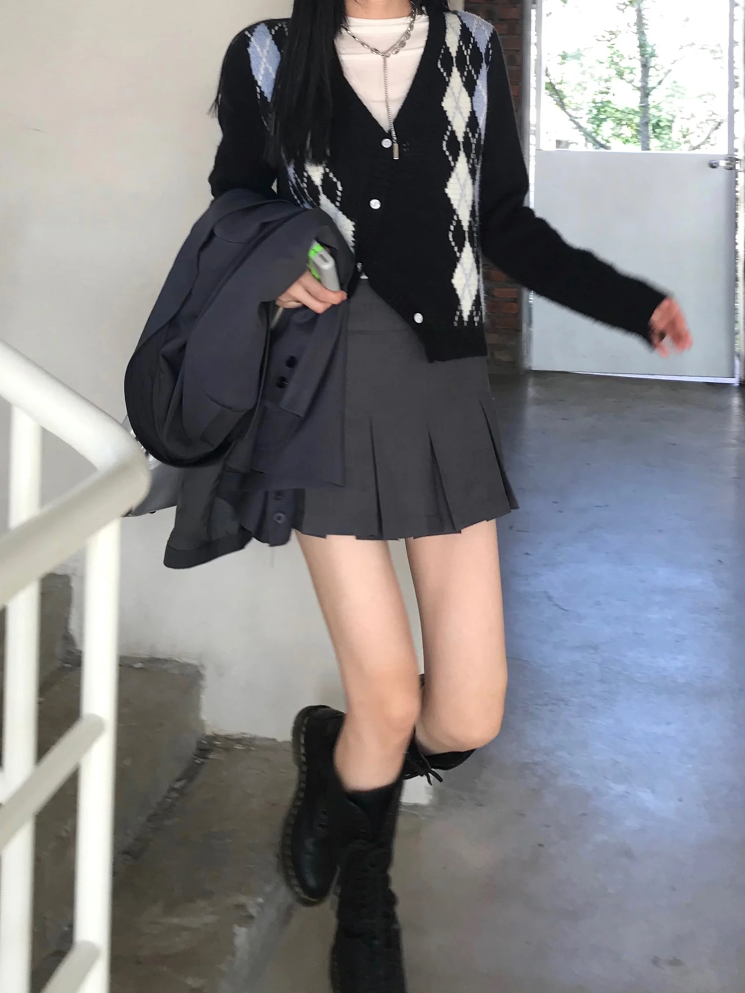 

Нестандартный свитер-пальто для школьников