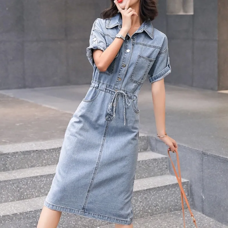 Женское джинсовое платье с коротким рукавом летнее модное до колена карманами на
