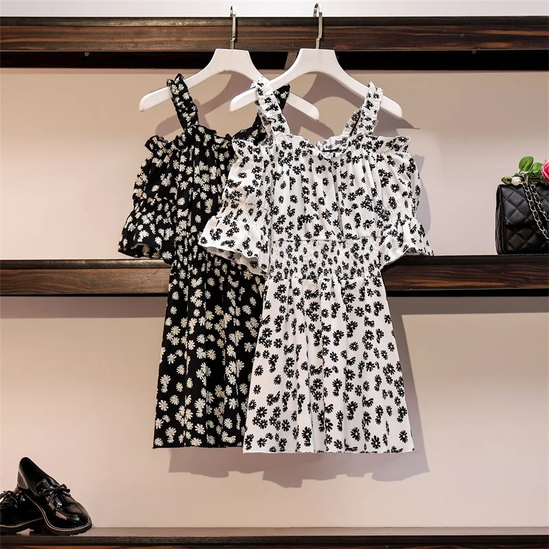 Женское мини платье с оборками и открытыми плечами летнее черное белое ромашками