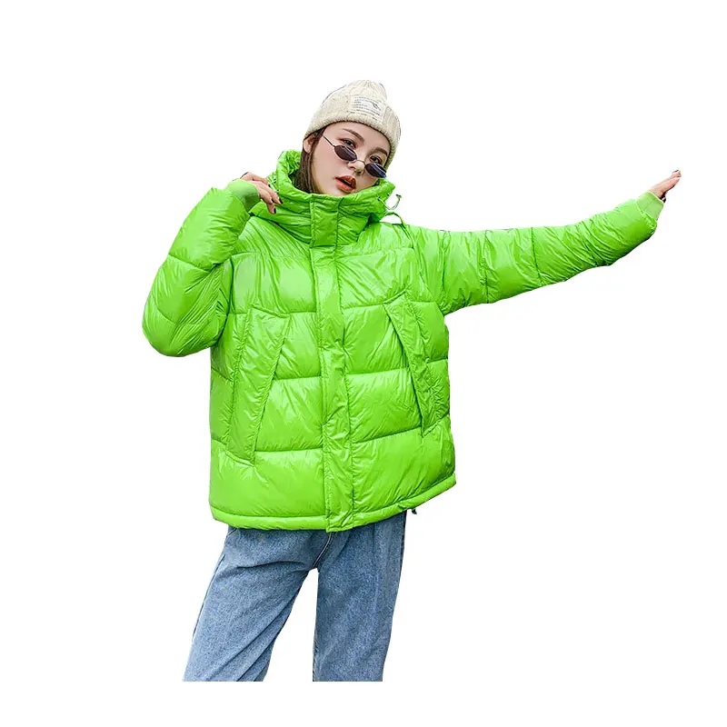 Женская короткая зимняя куртка свободное глянцевое ветрозащитное пуховое
