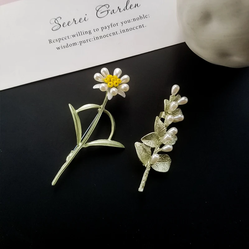 

Pearl green dried flowers Daisy Grape Brooches Bag Clothes Coat Lapel plants Jewelry Souvenir A commemorative gift for my wife