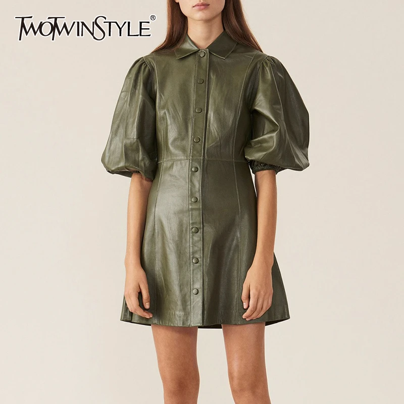 TWOTWINSTYLE Платье из искусственной кожи для женщин, воротник с лацканами, рукав-фонарик, высокая талия, мини платья для женщин, осень, большой размер, модная новинка
