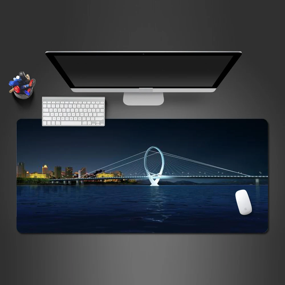 Эффектный мост стоит на поверхности коврика для мыши высокое качество