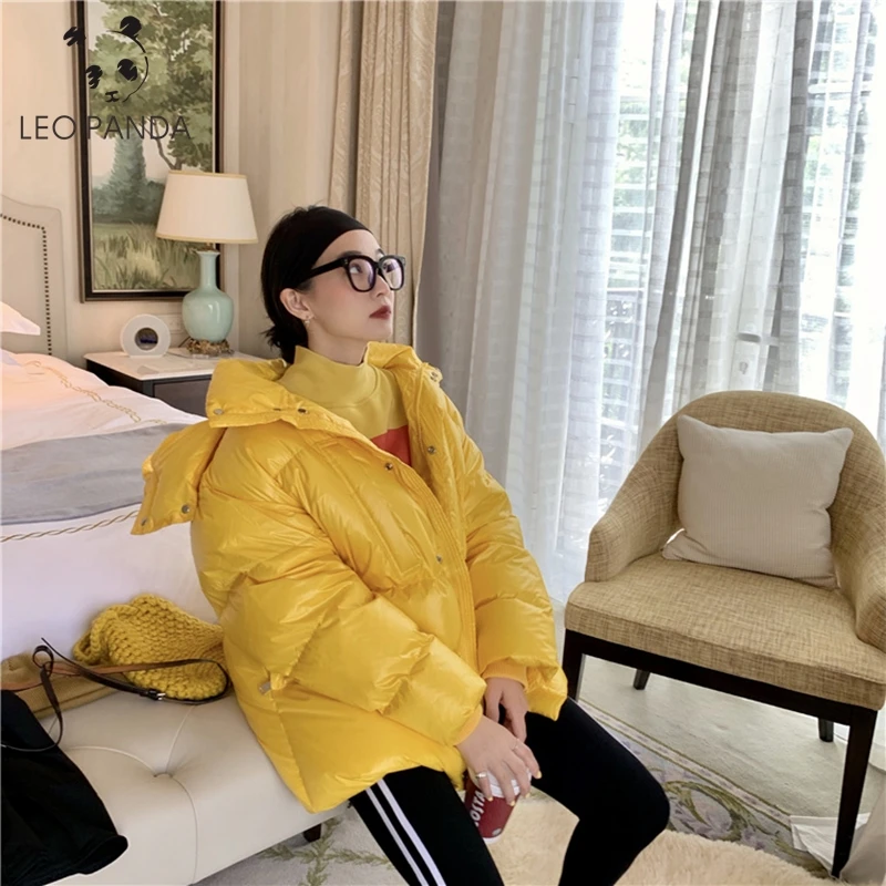 Женский пуховик с воротником-стойкой однотонная черная или белая свободная