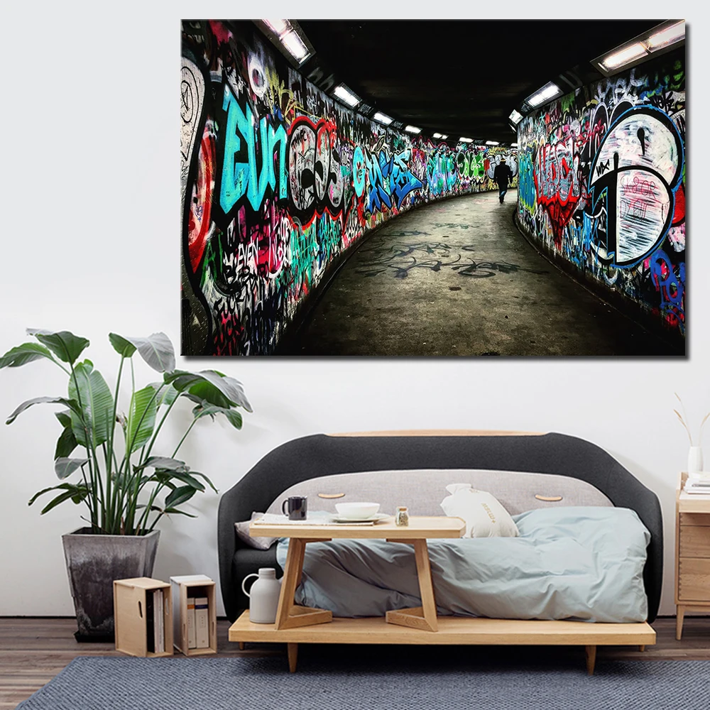Огромный постер HD с изображением Человека ходящего по коридору граффити