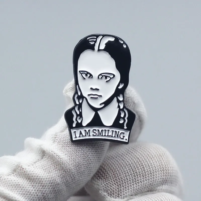 Интересная металлическая эмалированная брошь в стиле ретро с изображением