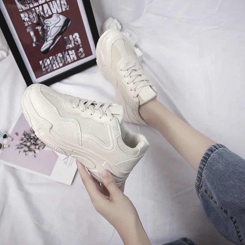 Женские кроссовки с дышащей сеткой белые на платформе в стиле ретро модные