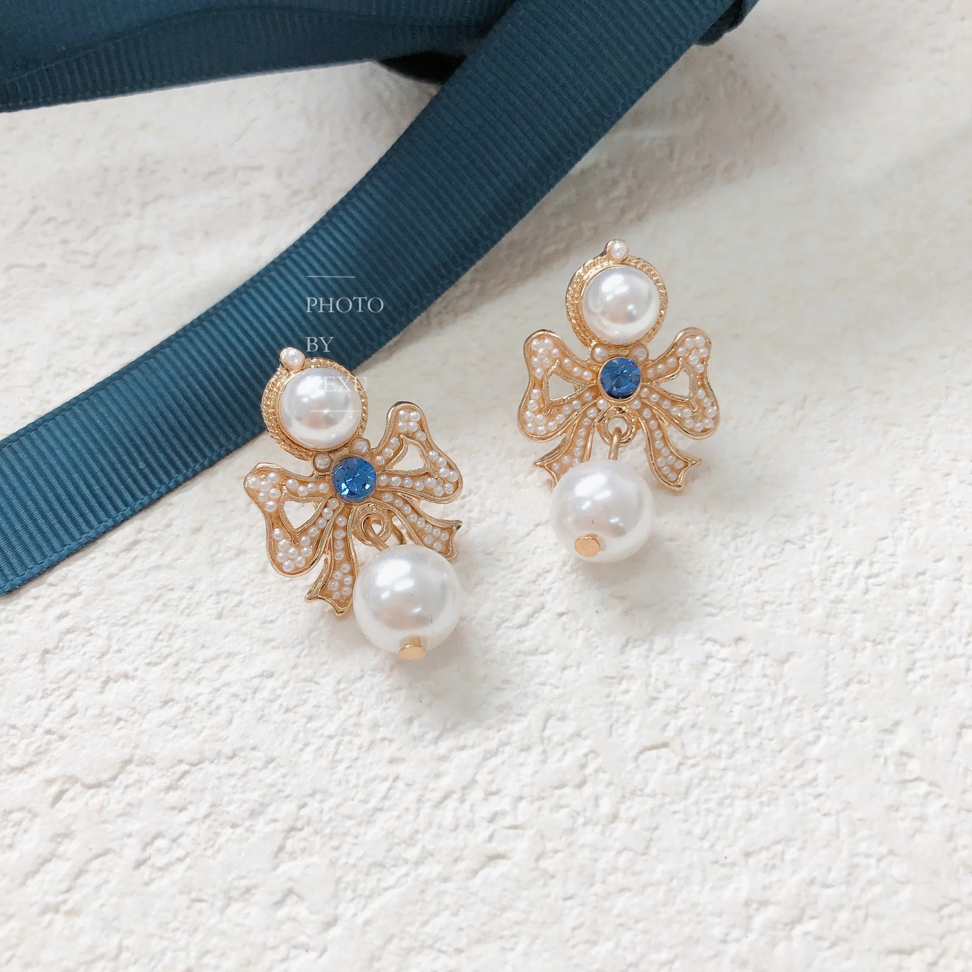 

Vintage Baroque Earrings Bowknot Inlaid Pearl with Earrings French Elegant Blue Diamond Small Jewelry Gifts for Women 2021