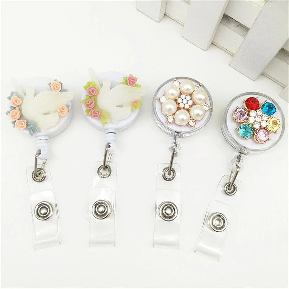 1 шт. милый выдвижной значок с жемчугом и бриллиантом держатель для медсестры