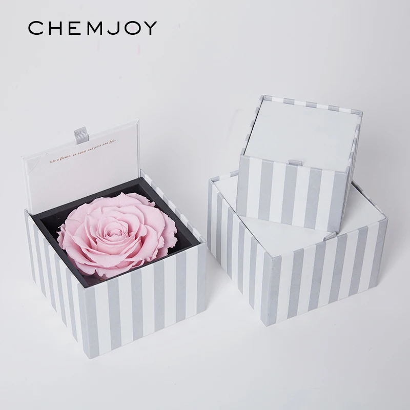 Полосатая картонная коробка с цветами цветочный букет подарочные упаковочные