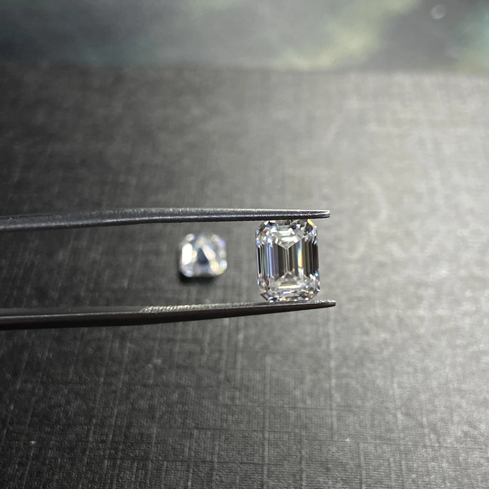 Синтетический бриллиант с изумрудной огранкой 6x8 мм 2 карата|Стразы и драгоценные