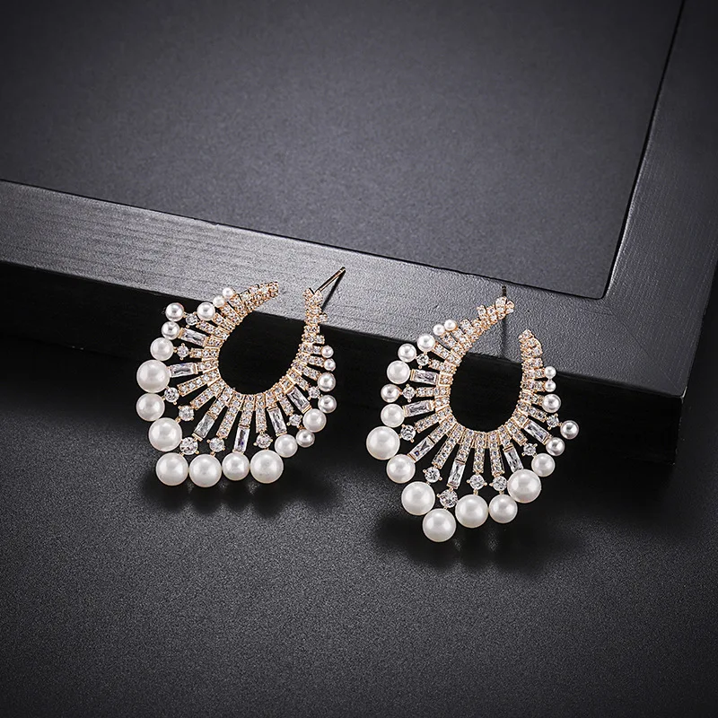 

Pearl jewelry European and American big-name copper micro-inlaid zircon earrings earrings hollow round light luxury earrings ear