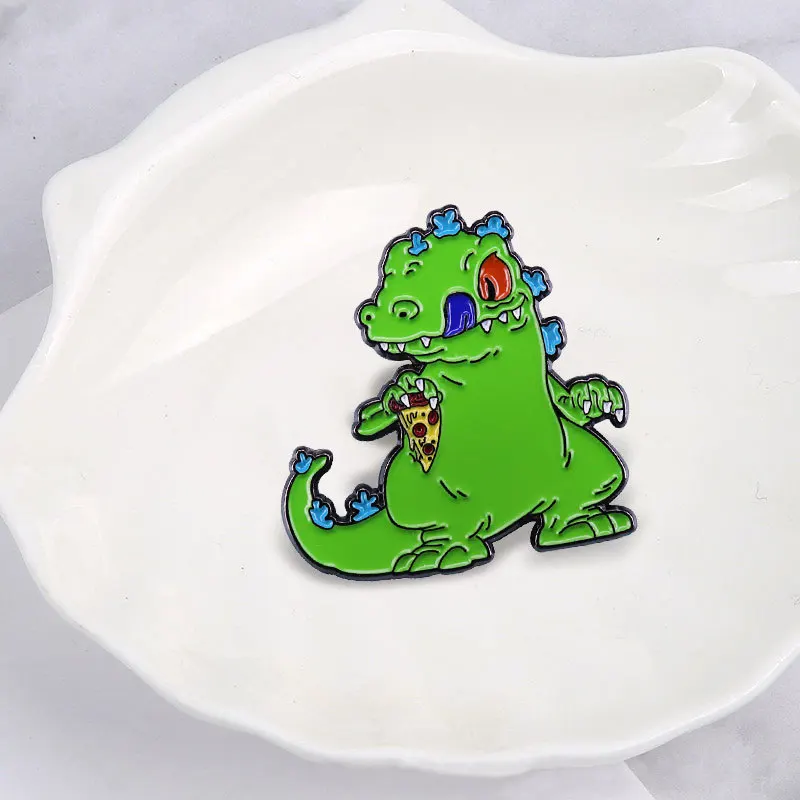 Динозавр, едящий пиццу. Забавное животное, еда, милый зеленый тираннозавр. Металлическая эмалевая прикрепляемая булавка на одежде, пальто, сумке.