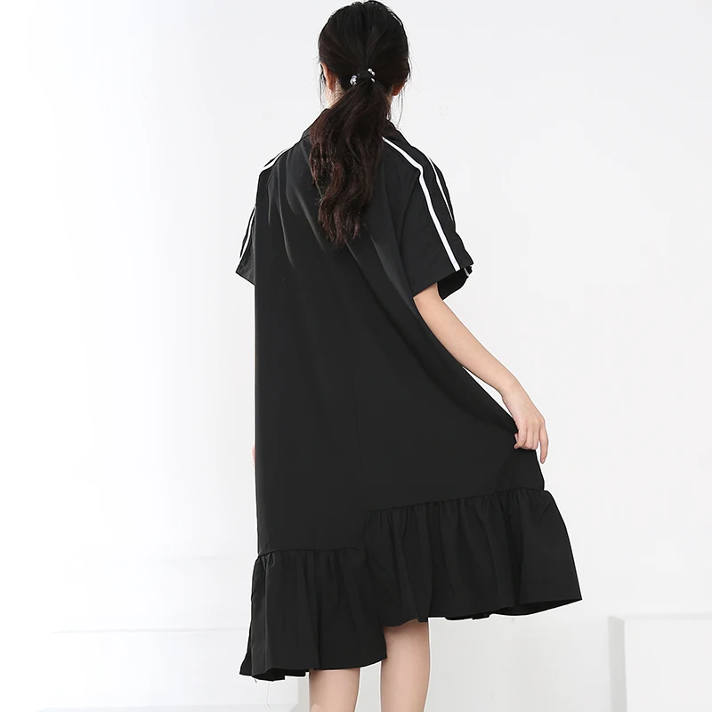 

[EAM] Women Black Pleated Ruffle Pocket Zipper Dress New Lapel Half Sleeve Loose Fit Fashion Tide Spring Summer 2021 1DD7307
