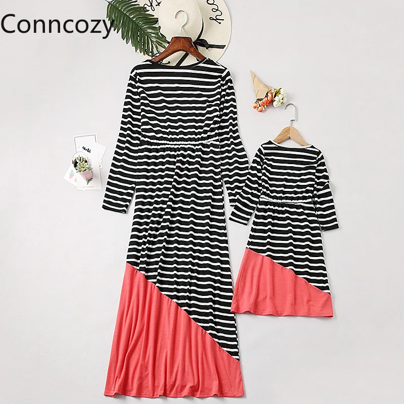 Женское длинное платье в черно-красную полоску стиле бохо весеннее одинаковое с