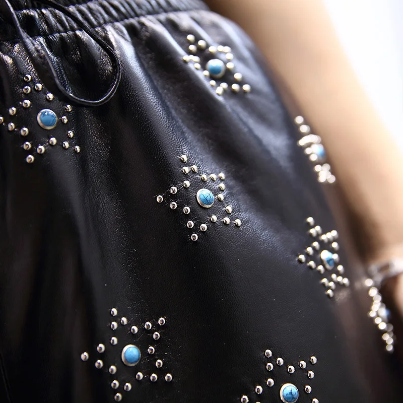 Женские шорты со звездами и заклепками повседневные из натуральной кожи с