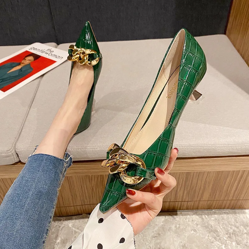 

2021 New Girl Comfortable Patent Leather Pointed Single Shoes Low Heels Slip on Chain Decoration Solid Color Stiletto Pumps